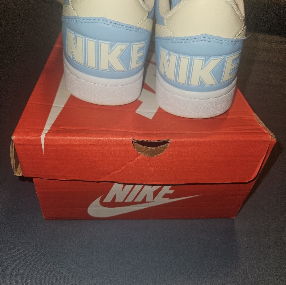 Nike - Picture 4 of 7